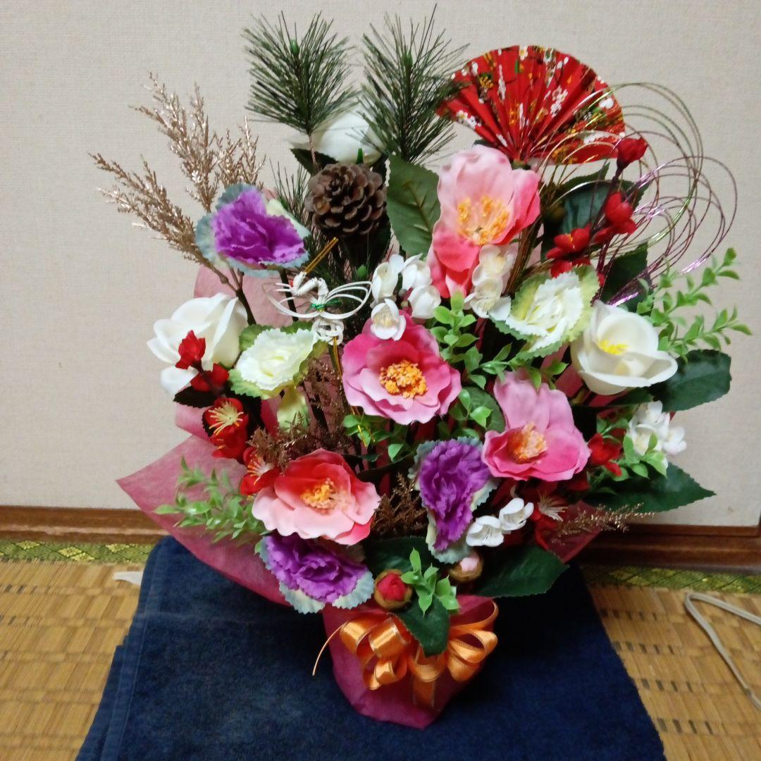 お正月飾り　ピンクの椿　葉牡丹　アレンジメント