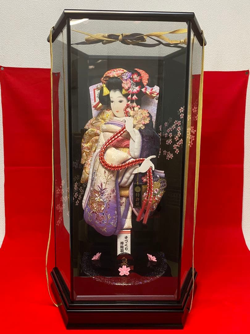 羽子板　立体振袖刺繡六角ガラスケース１8号・間口約４３×奥行約３３×高さ約７２㎝