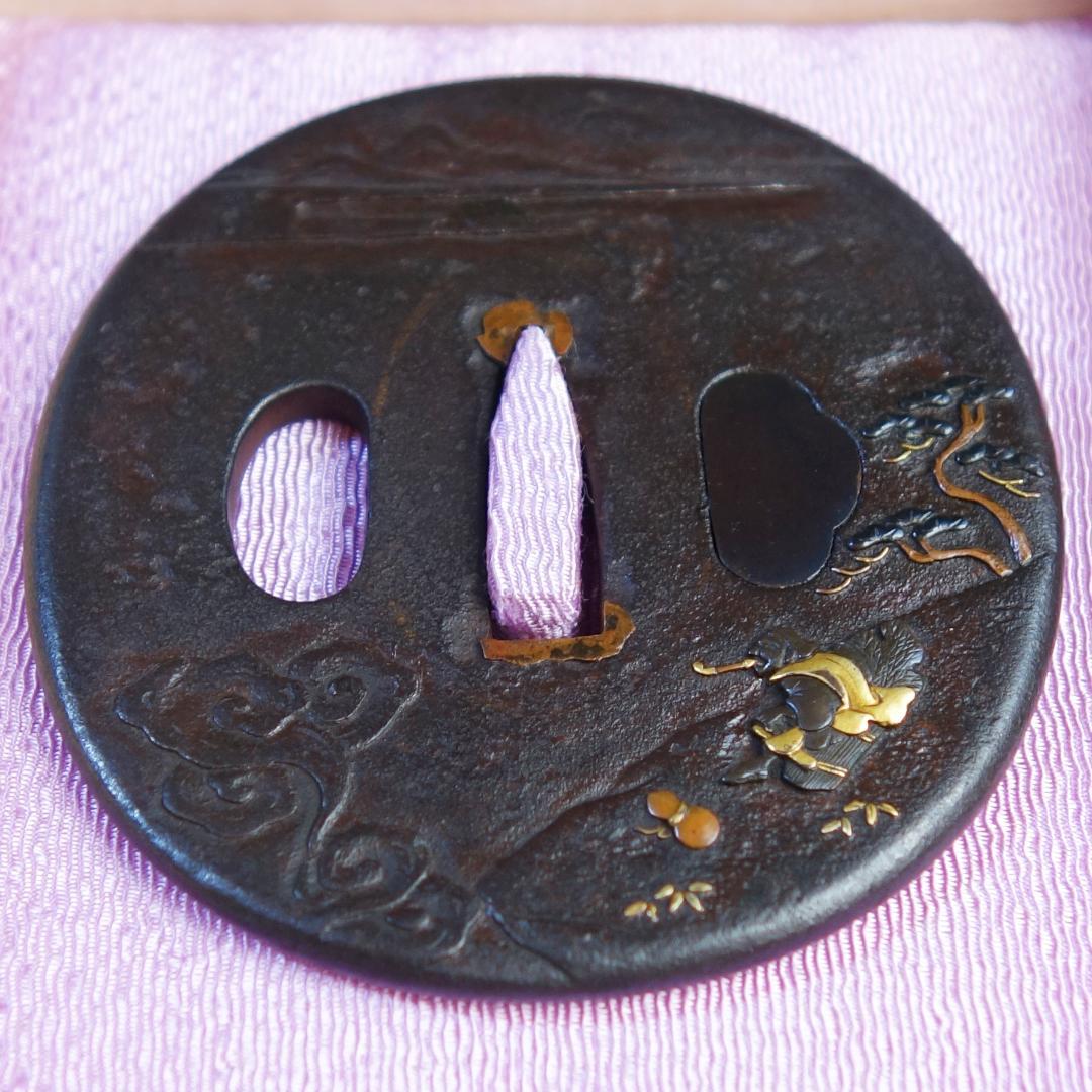 鍔 鐔 鉄地 刀装具 日本刀 武具 骨董【金銀銅象嵌 薪翁図鍔】(鍔箱布団付き)
