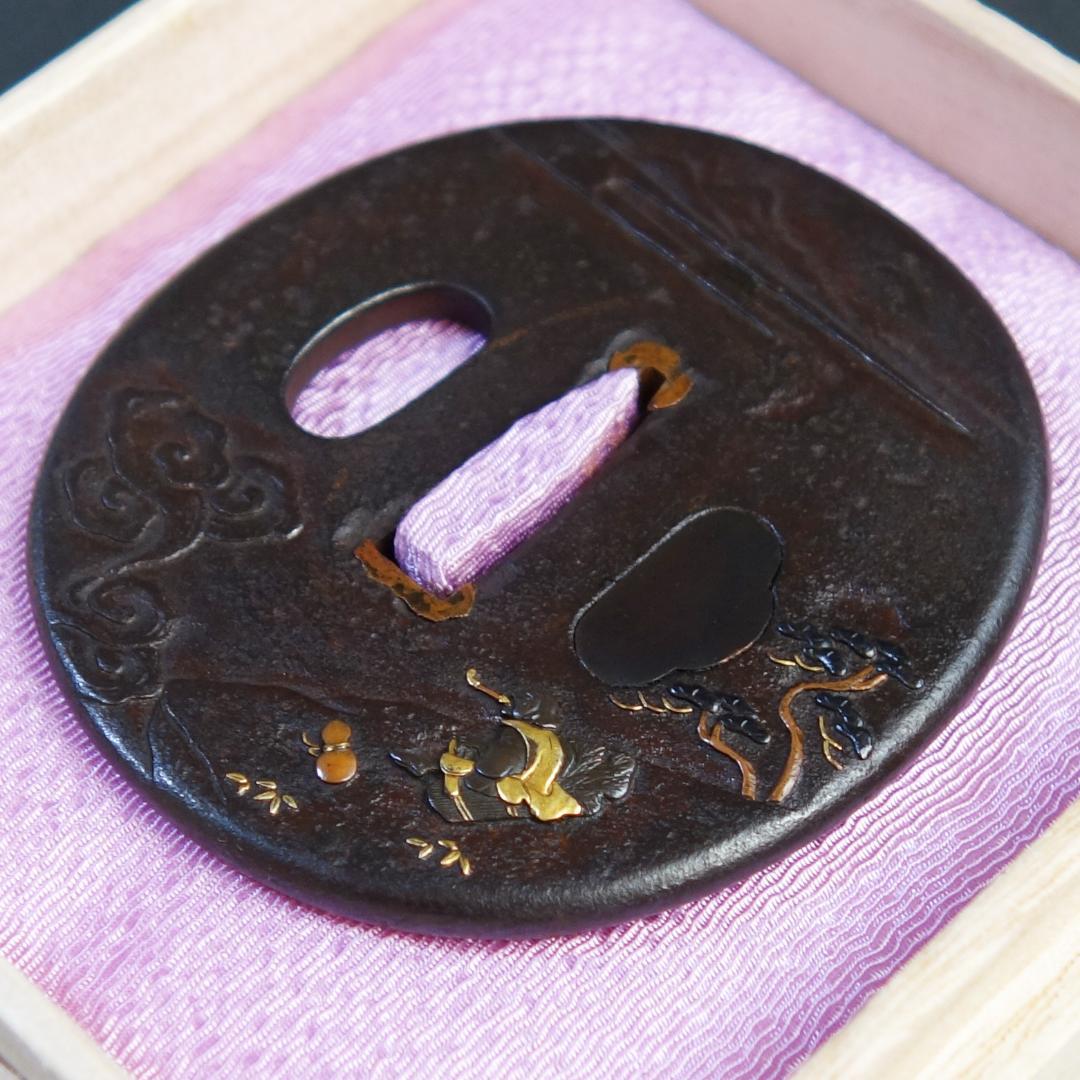 鍔 鐔 鉄地 刀装具 日本刀 武具 骨董【金銀銅象嵌 薪翁図鍔】(鍔箱布団付き)