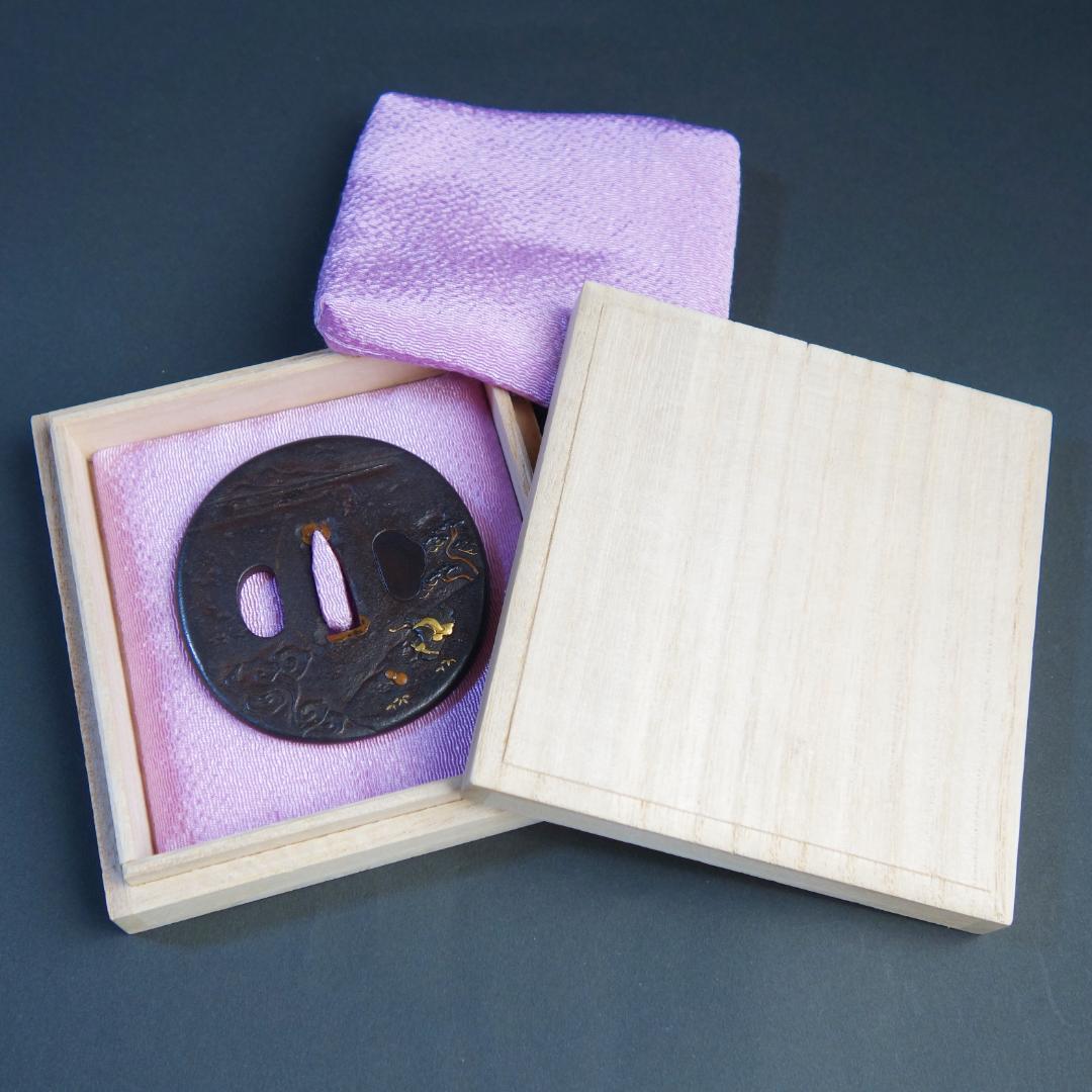 鍔 鐔 鉄地 刀装具 日本刀 武具 骨董【金銀銅象嵌 薪翁図鍔】(鍔箱布団付き)