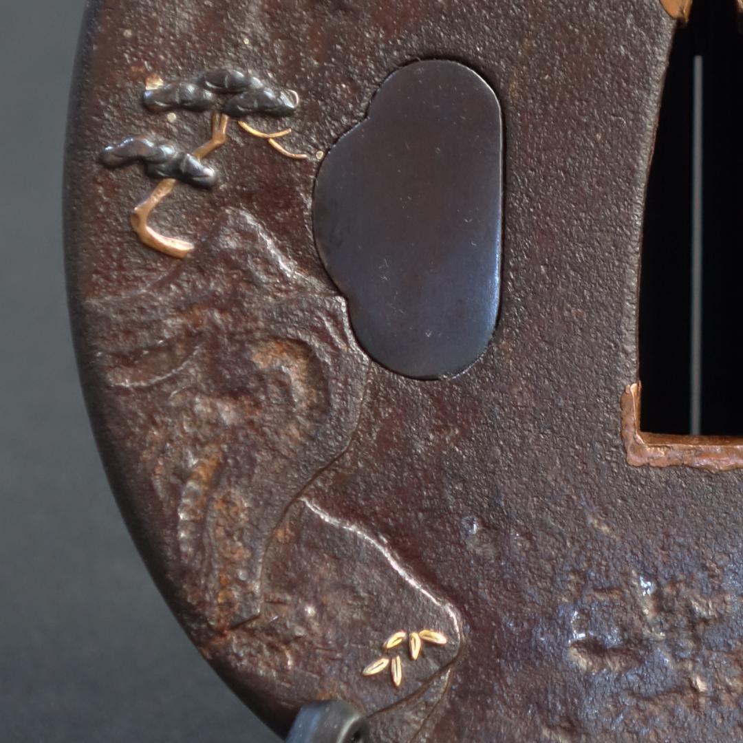 鍔 鐔 鉄地 刀装具 日本刀 武具 骨董【金銀銅象嵌 薪翁図鍔】(鍔箱布団付き)