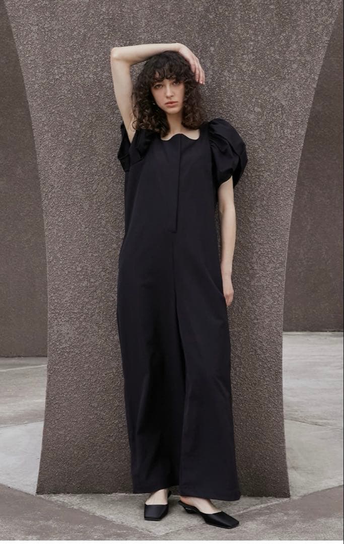 美品【ELLIE エリー】完売 ボリュームスリーブロンパース BLACK (M)