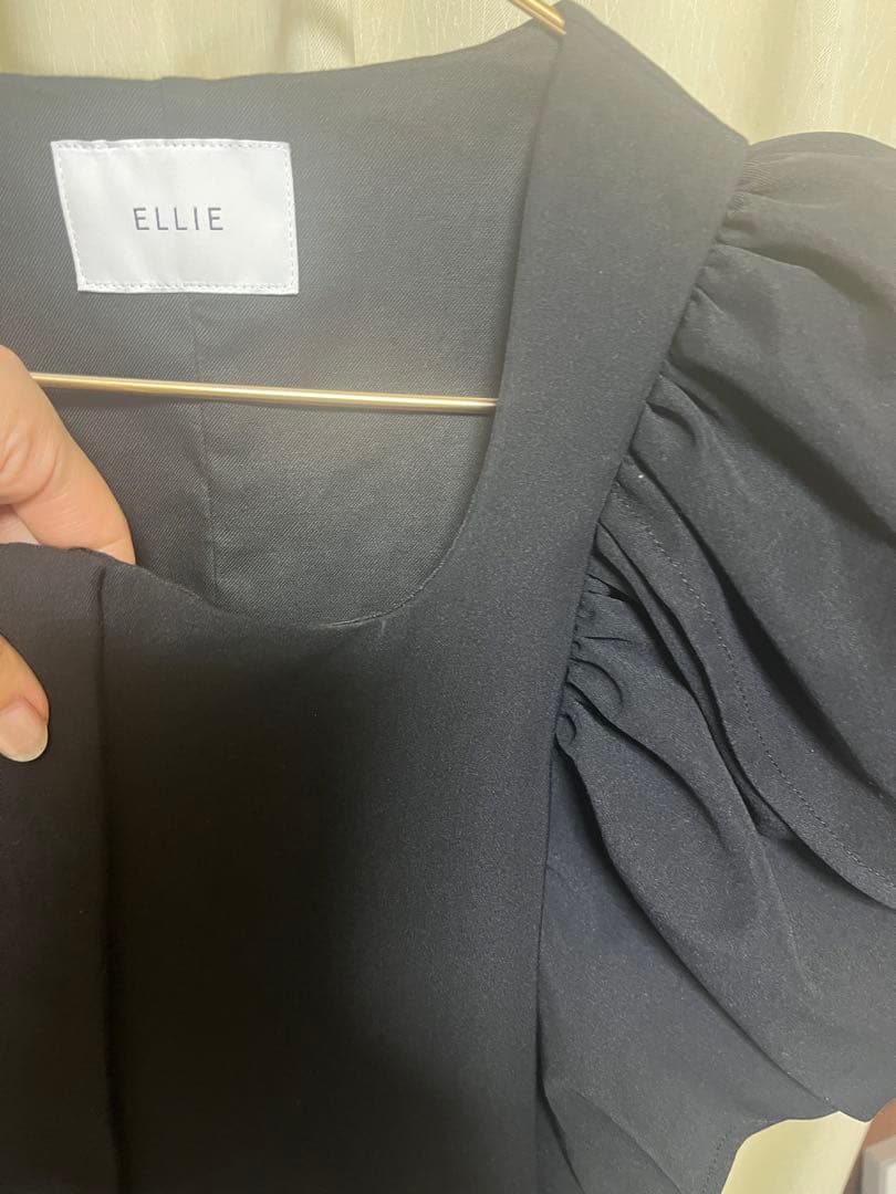 美品【ELLIE エリー】完売 ボリュームスリーブロンパース BLACK (M)