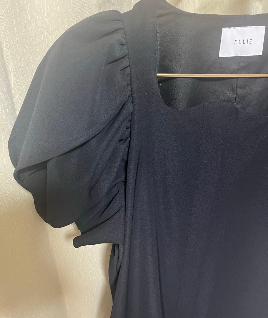 美品【ELLIE エリー】完売 ボリュームスリーブロンパース BLACK (M)