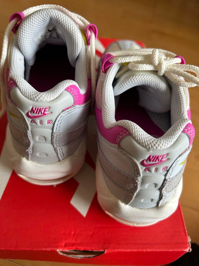 タイムセール！最大値下！★NIKE エアマックス95★白ベースのピンクカラー！