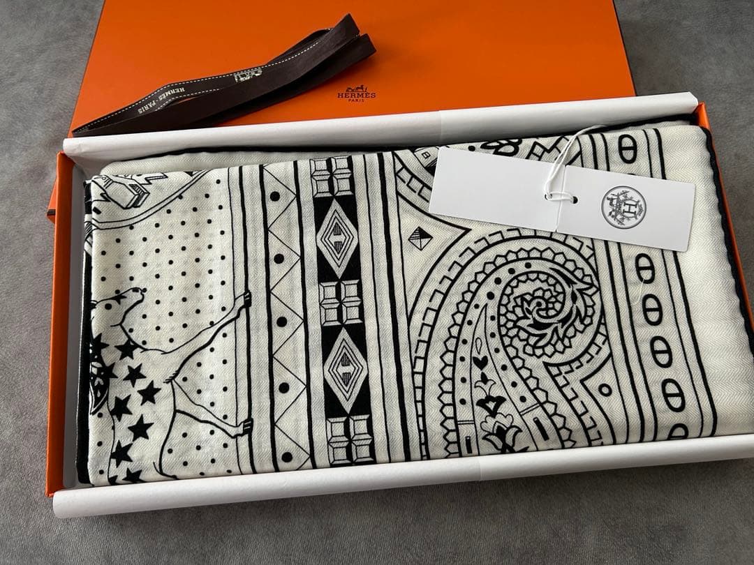 エルメス カシシル140 シュヴァルドゥクールバンダナ　白黒
