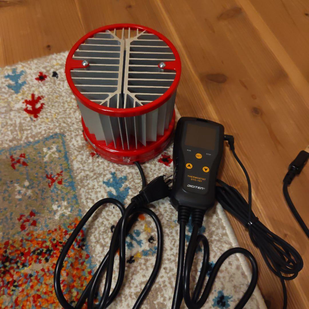 パネルヒーターと温度自動調整器