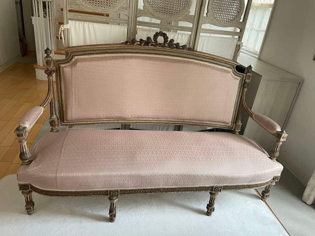 フランスアンティーク　ローズリースが可愛い3人掛けソファー