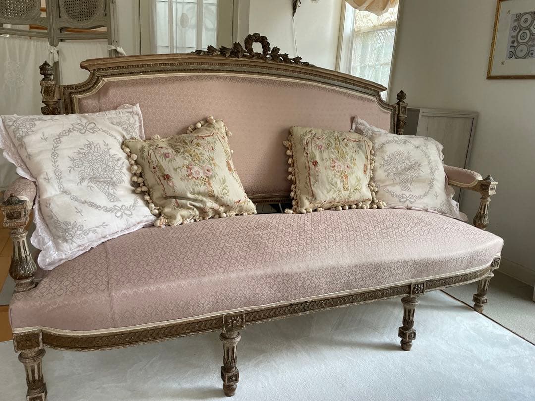 フランスアンティーク　ローズリースが可愛い3人掛けソファー