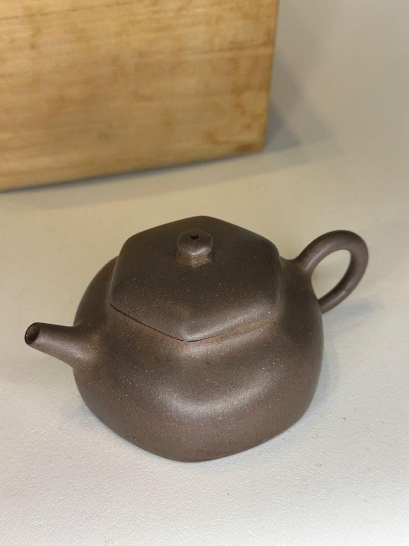 中国 宜興 紫砂 茶壺 紫泥 六角壺 底部刻款あり 共箱傷有り 骨董品 煎茶道具