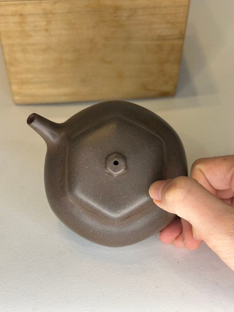 中国 宜興 紫砂 茶壺 紫泥 六角壺 底部刻款あり 共箱傷有り 骨董品 煎茶道具