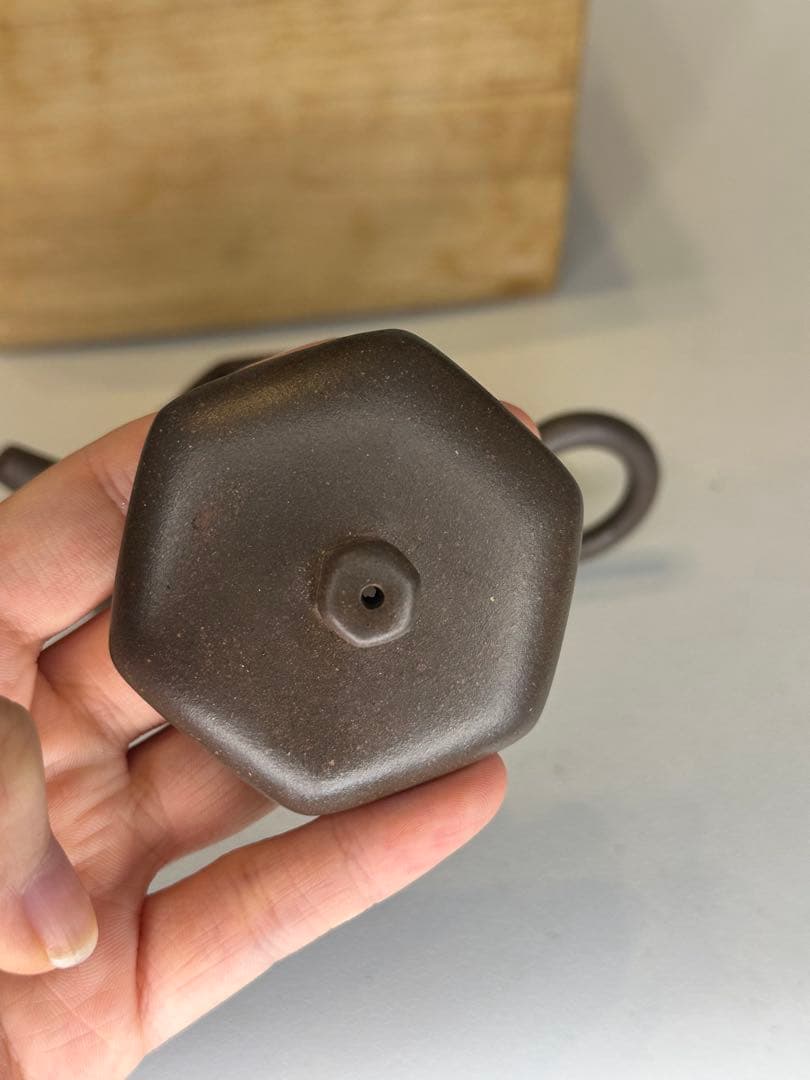 中国 宜興 紫砂 茶壺 紫泥 六角壺 底部刻款あり 共箱傷有り 骨董品 煎茶道具