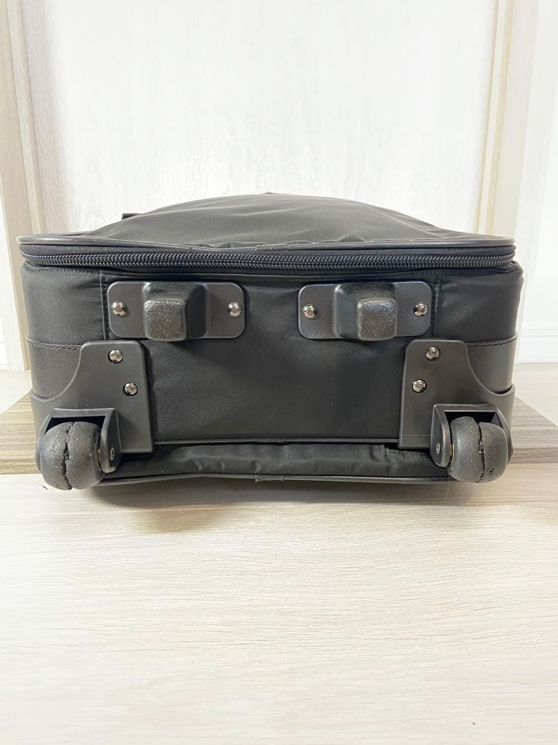 PRADA スーツケース　ナイロン　三角ロゴプレート　キャリーケース　黒　レザー