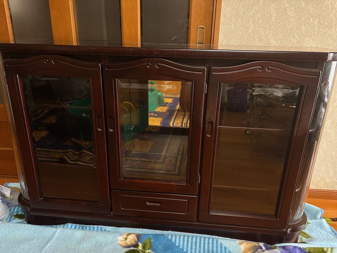 クラシック飾り棚　アンティーク家具　木製収納　食器棚　キャビネット