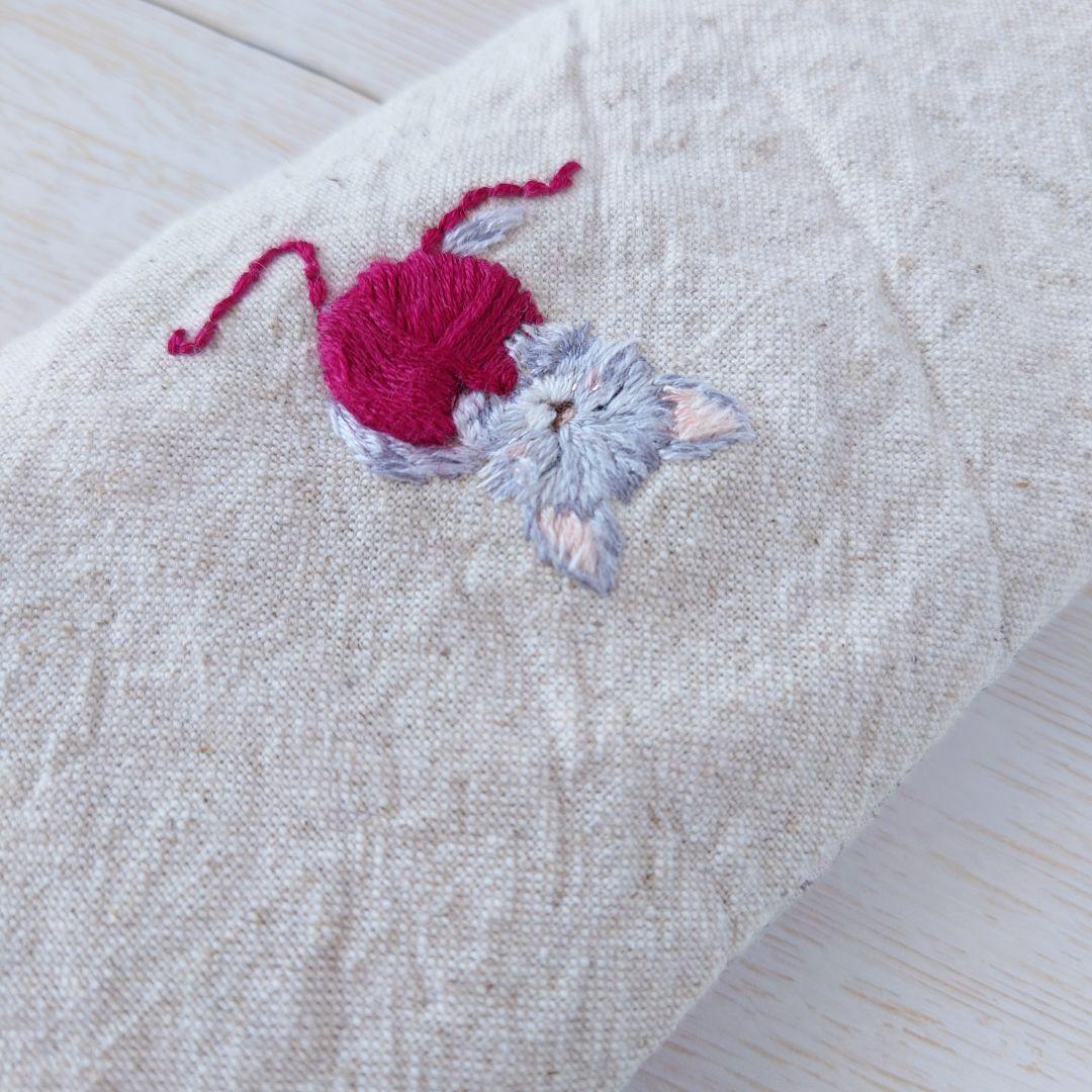 手刺繍入あずき/小豆のアイピロー【あくび猫と赤い毛糸玉】