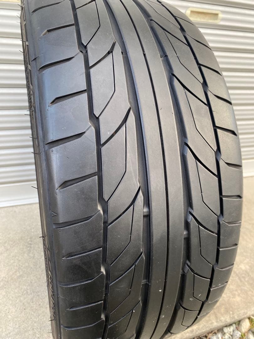 22年　225/35R20 ニットー　1本
