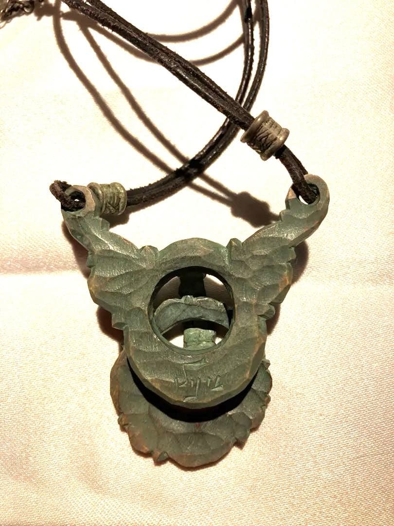 装飾的な緑色木彫ペンダント　貴重な手彫り　世界に一つだけの逸品です！