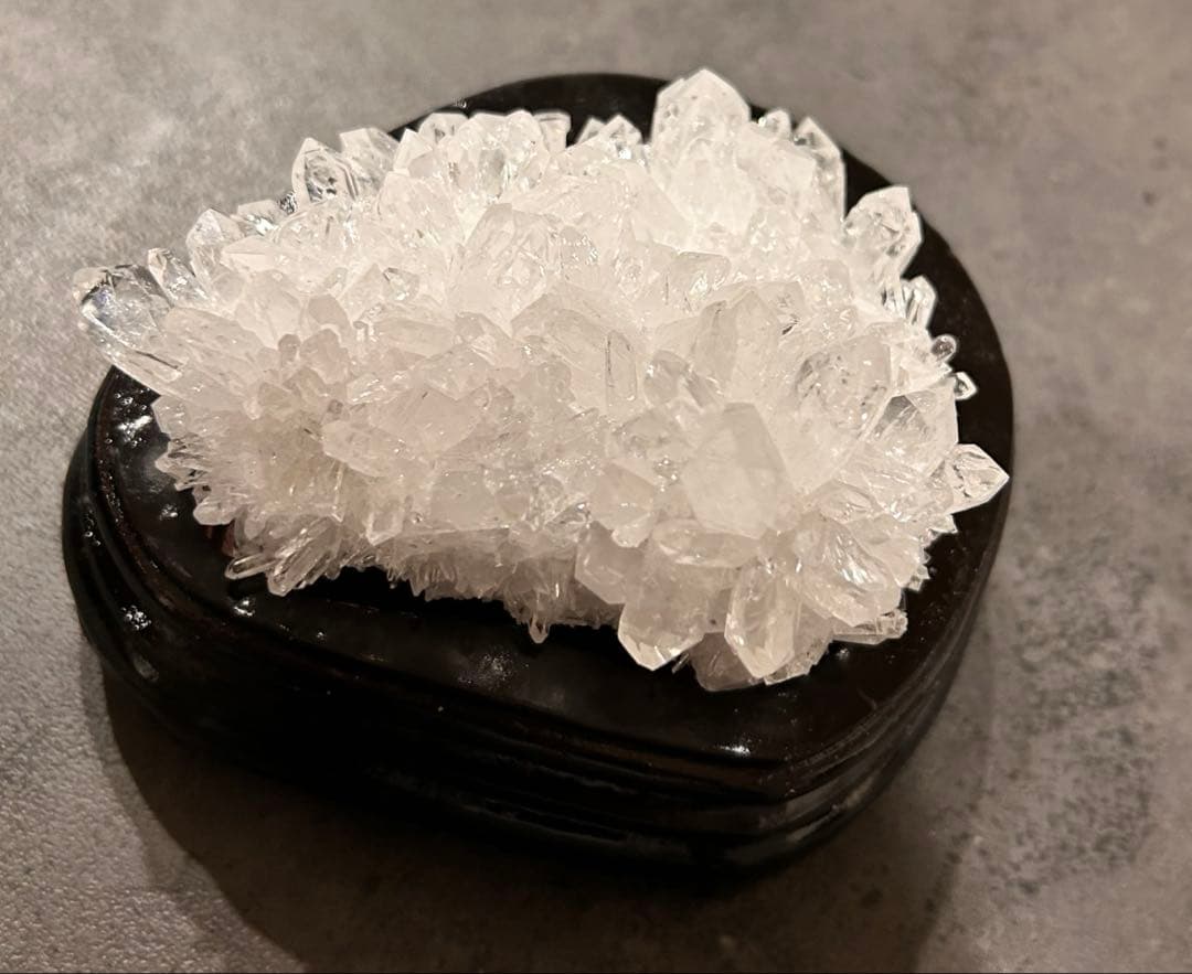 【大人気】高品質 中国貴州省産　菊花水晶クラスター✨　木製台座付き