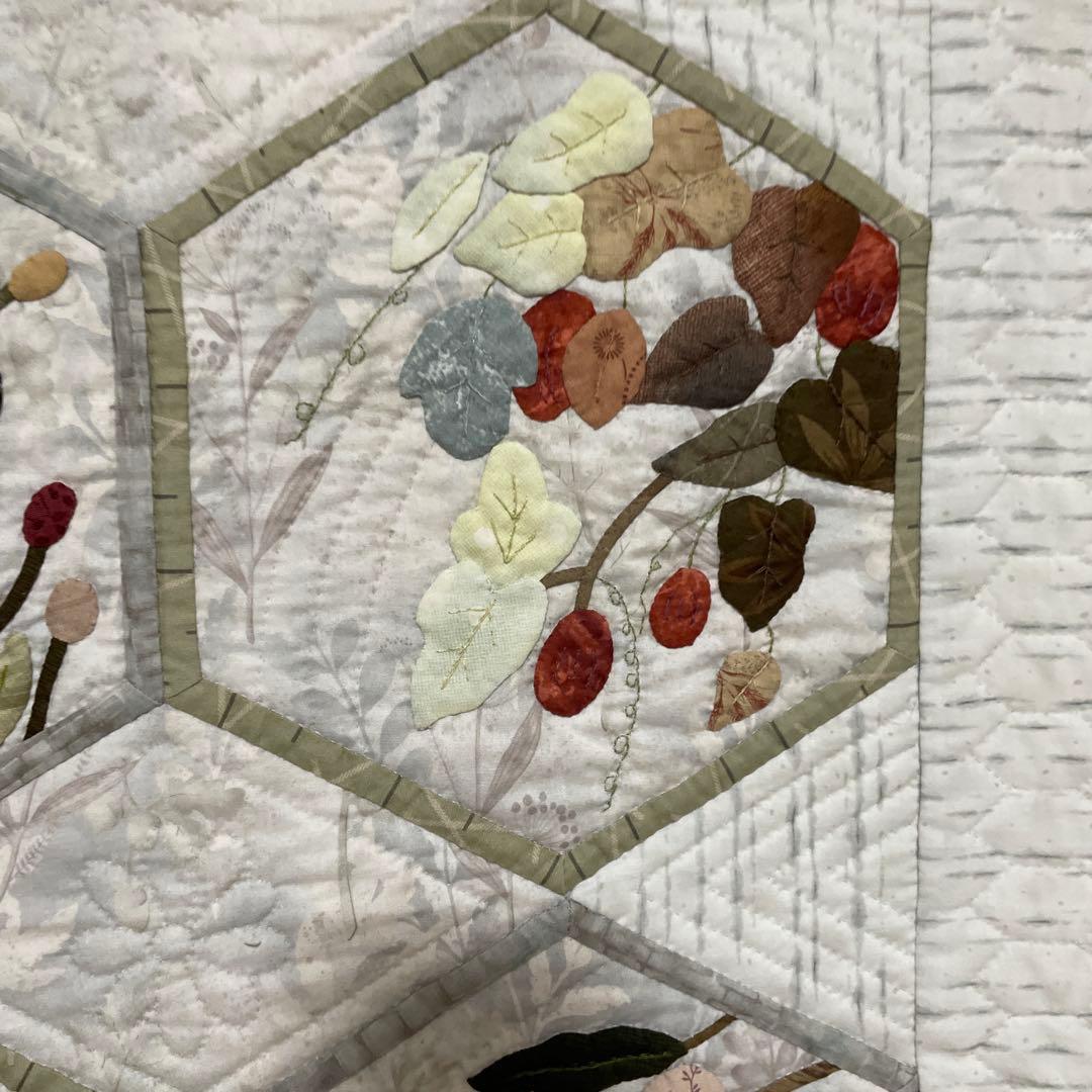 ハンドメイドパッチワークキルトの四季の草花のタペストリー