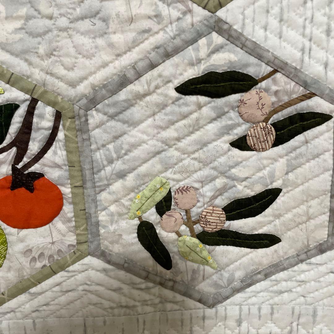 ハンドメイドパッチワークキルトの四季の草花のタペストリー