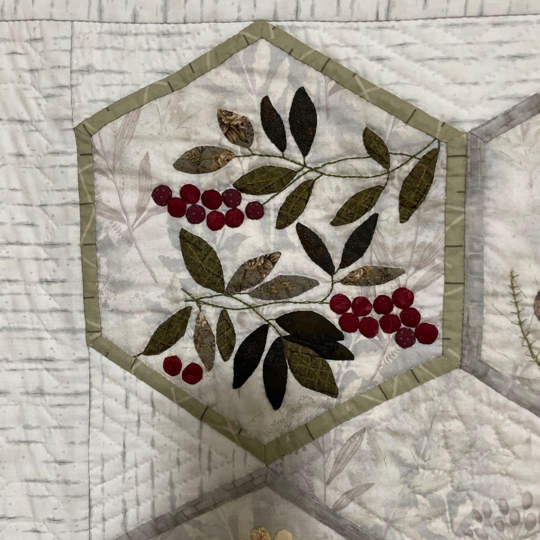 ハンドメイドパッチワークキルトの四季の草花のタペストリー