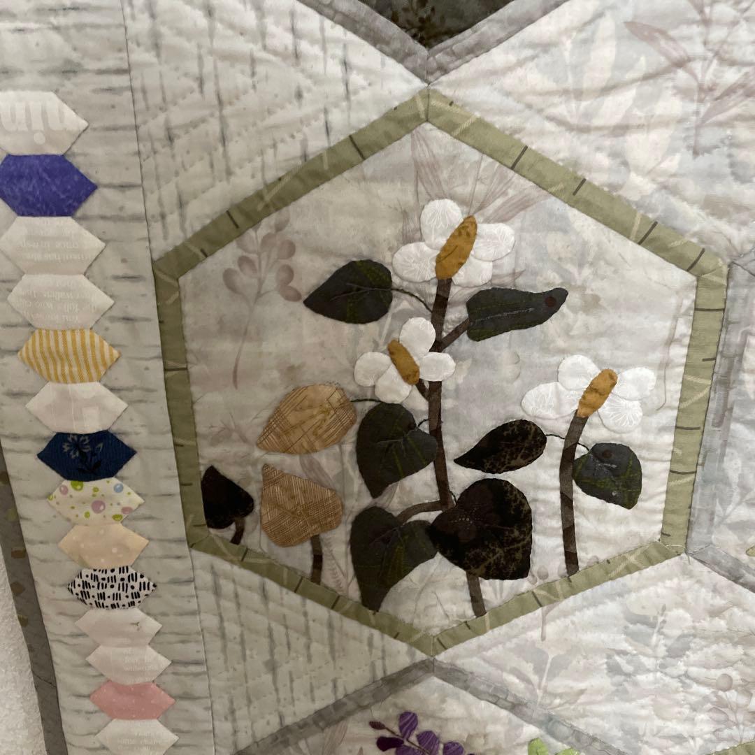ハンドメイドパッチワークキルトの四季の草花のタペストリー