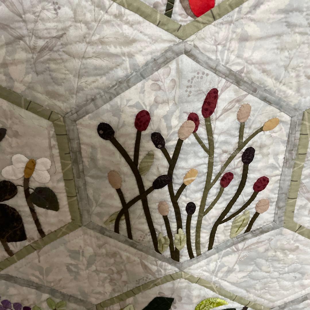 ハンドメイドパッチワークキルトの四季の草花のタペストリー
