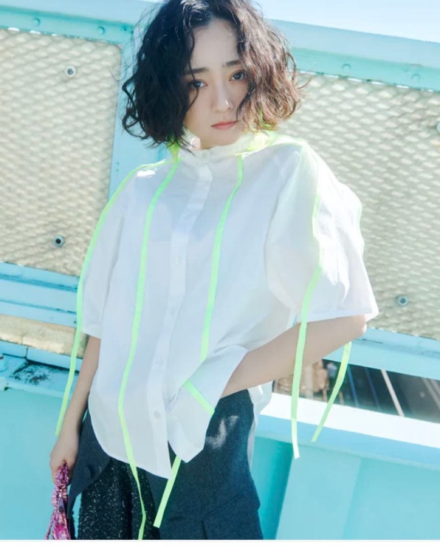 廣Torico ネオンリボン付きホワイトシャツ