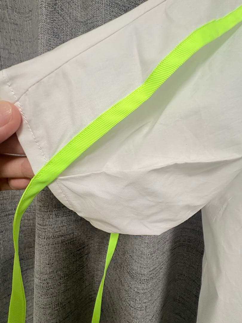 廣Torico ネオンリボン付きホワイトシャツ