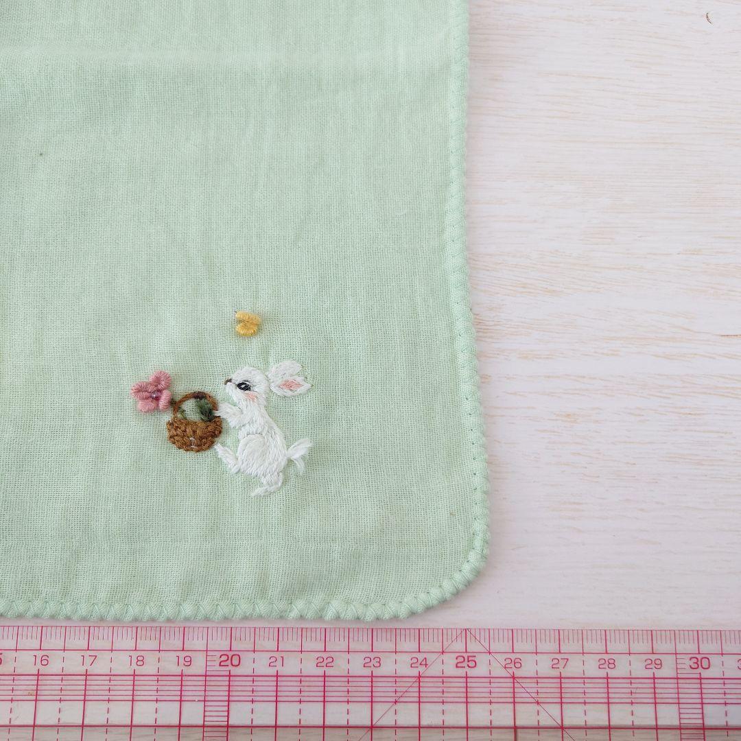 手刺繍入ちっちゃな ガーゼハンカチ【うさことバスケット】