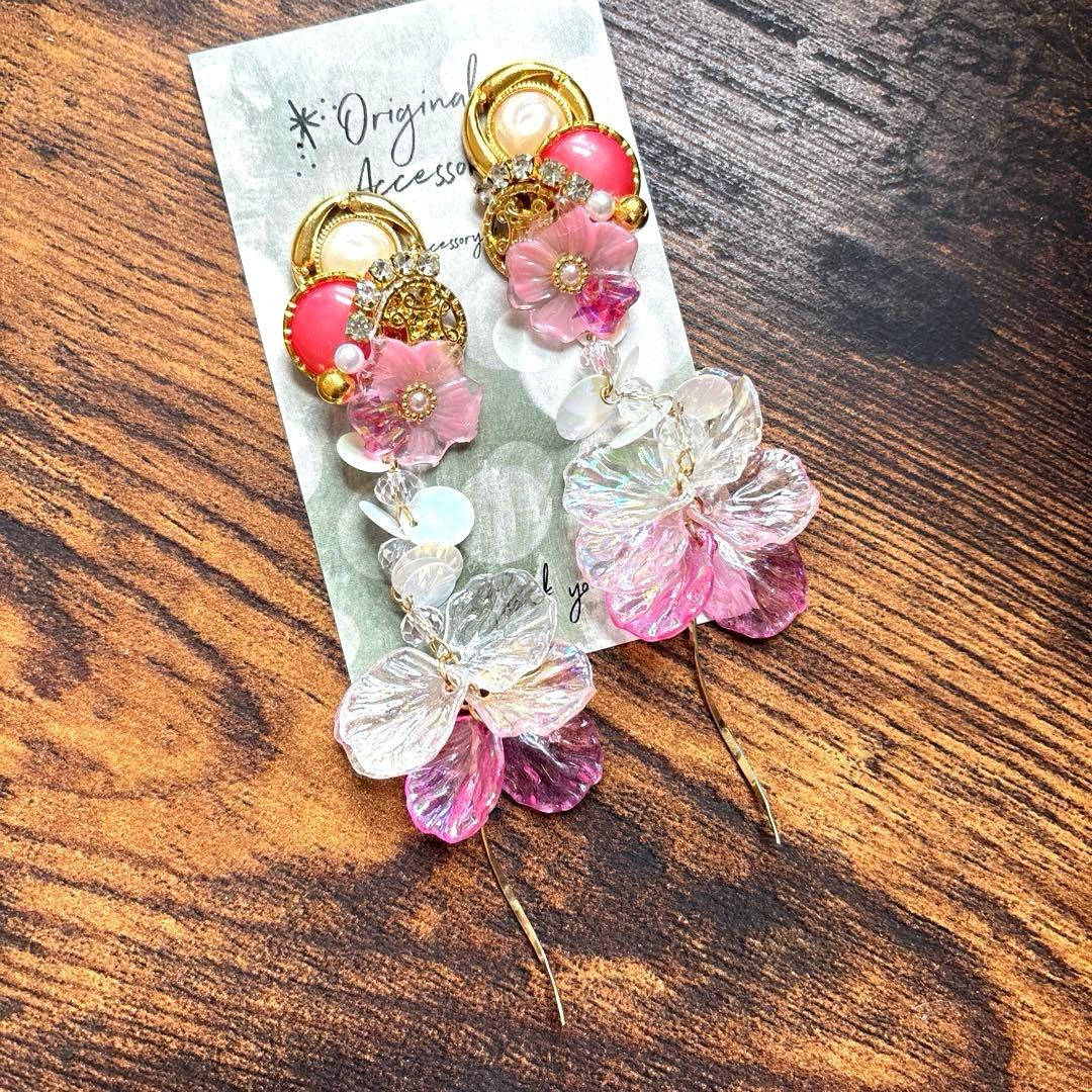 ピンクフラワーレジン×スパンコール♡花びら ピアス イヤリング