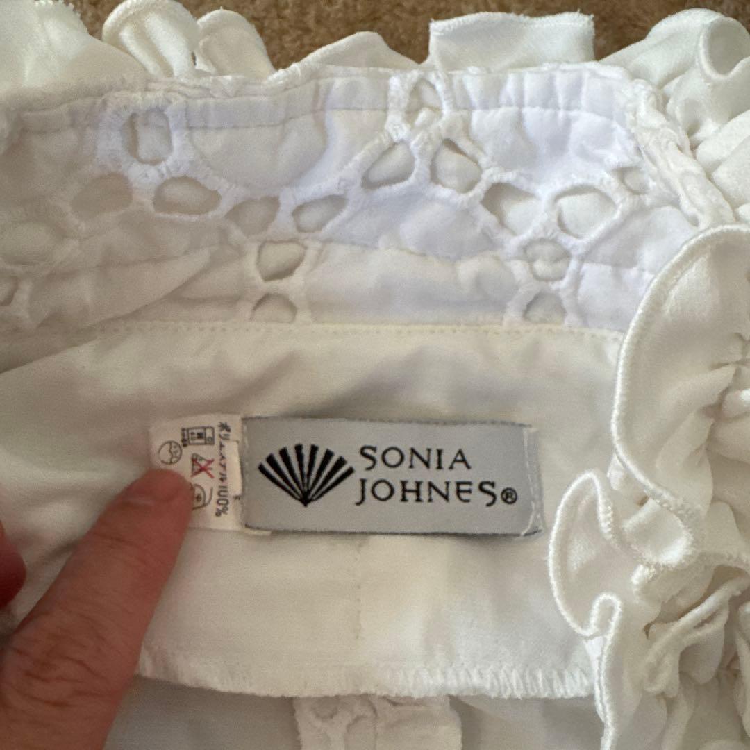 SONIA JOHNES フリル付きホワイトトップス