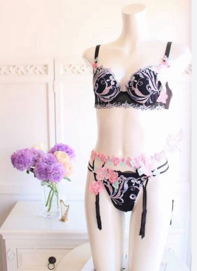 ワコール/サルート 66グループ 新品タグ付 P-upブラTバックD65 BL