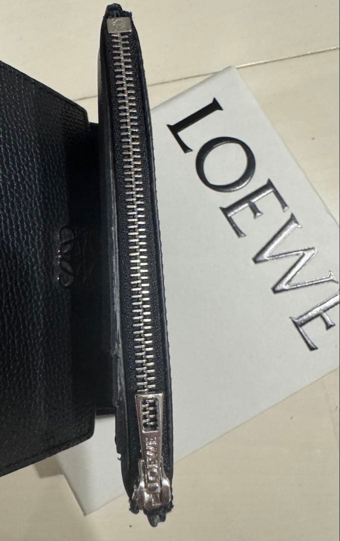 LOEWE アナグラム バーティカル ウォレット スモール ペブルグレインカーフ