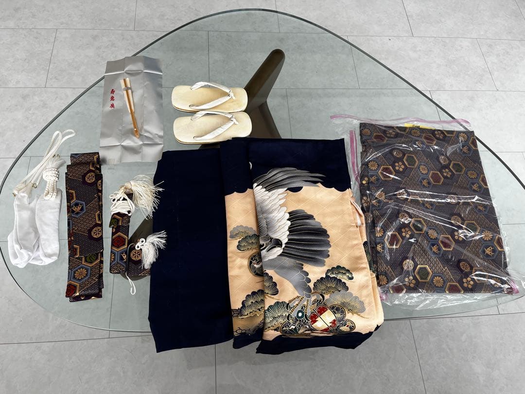 七五三　5歳　上質の正絹で上品なデザイン　羽織　袴、足袋、草履などのフルセット