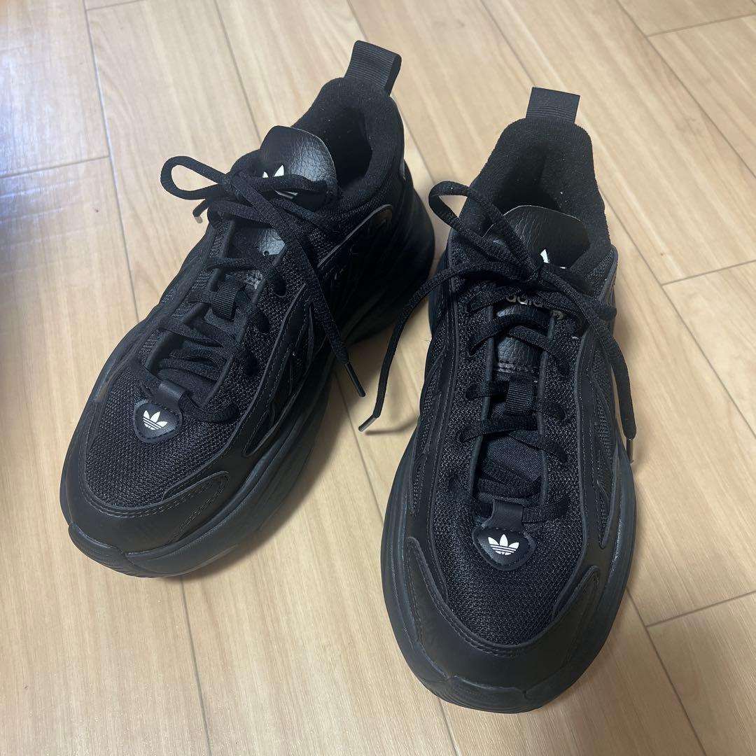 adidas ブラック スニーカー　オズガイア