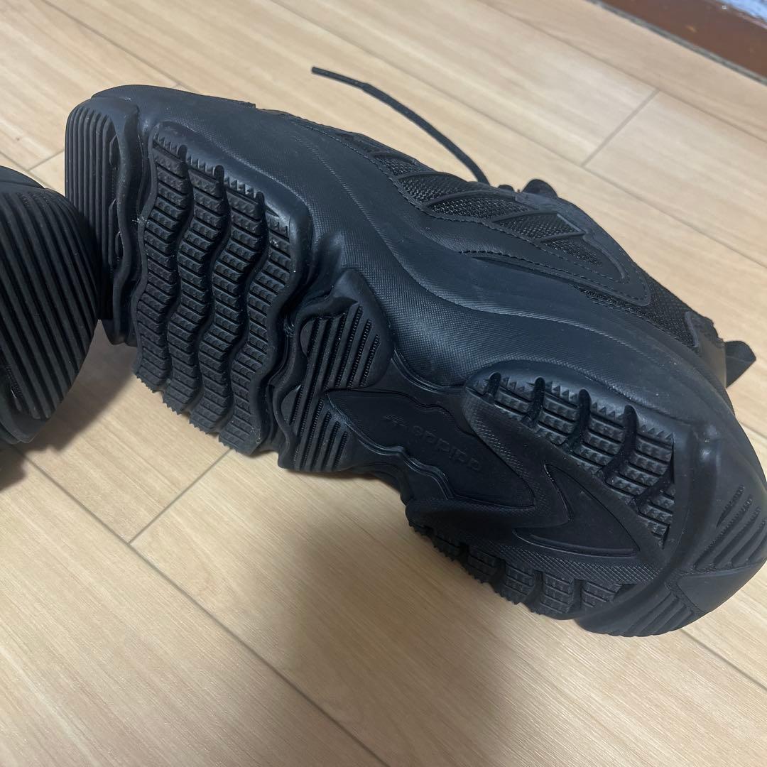 adidas ブラック スニーカー　オズガイア