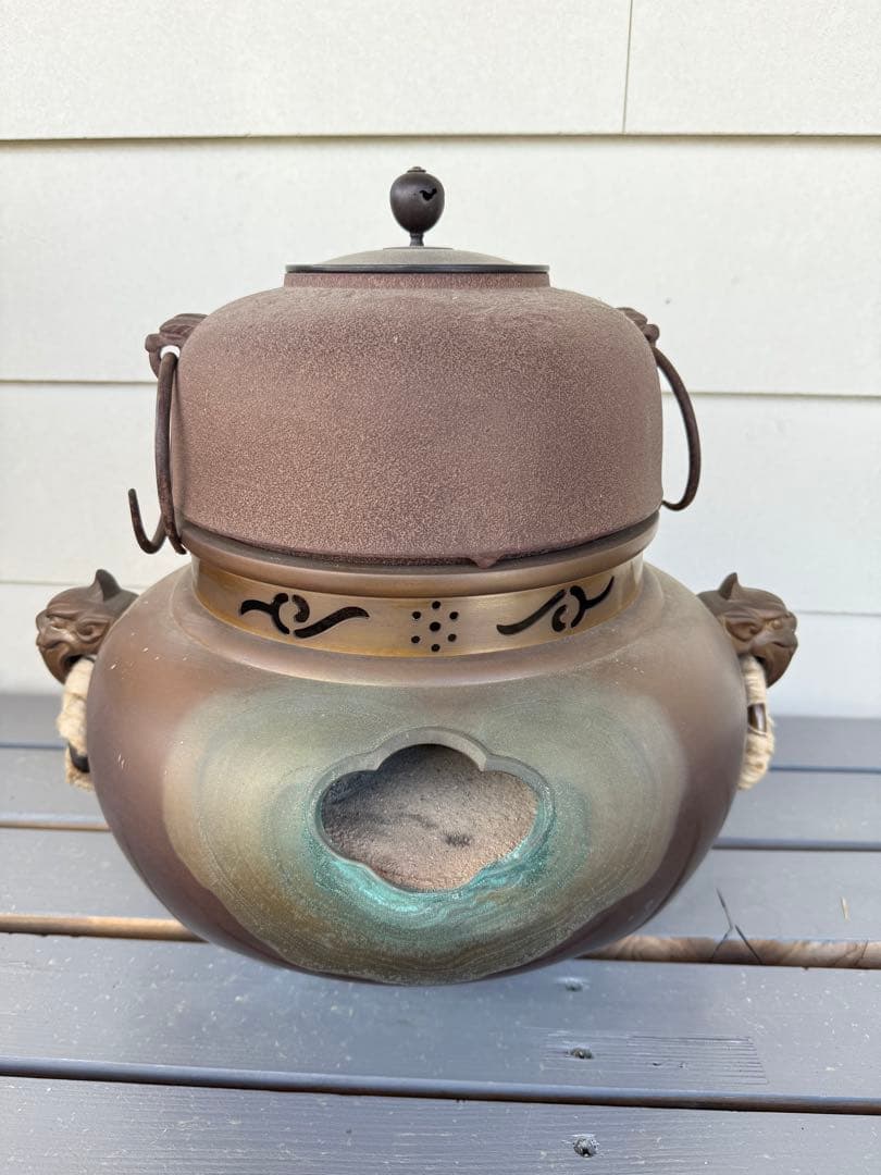 獅子の頭部装飾の金属製茶釜　唐銅製　鬼面風炉
