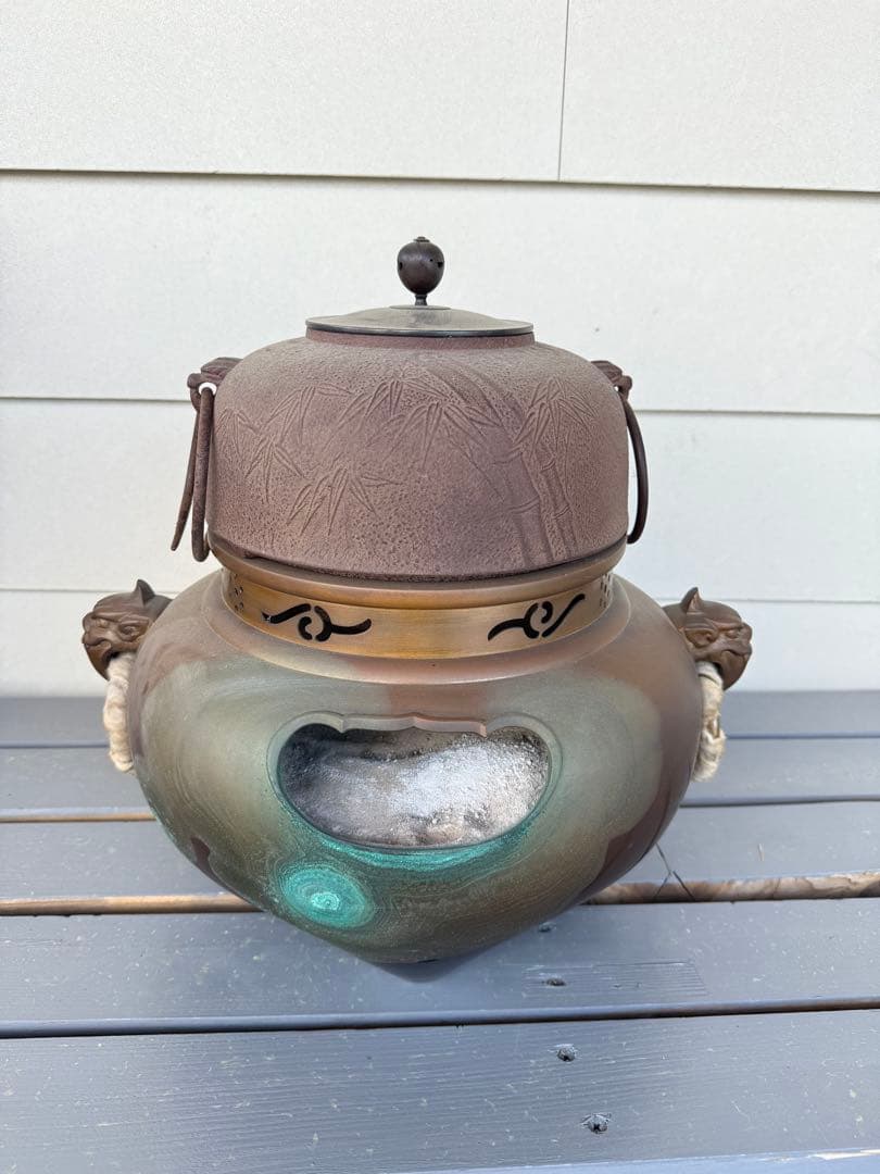 獅子の頭部装飾の金属製茶釜　唐銅製　鬼面風炉