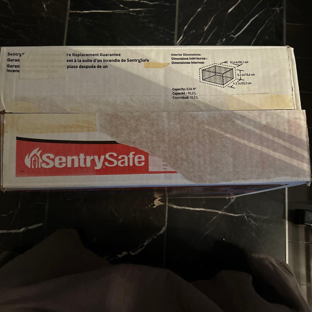 新品セントリーセーSentrySafe CFW30200ポータブル金庫10.2L