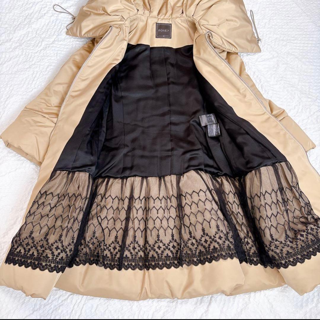 定価25万✨FOXEY 女優襟　シルクダウンコート　ベルト　ベージュ　ペプラム