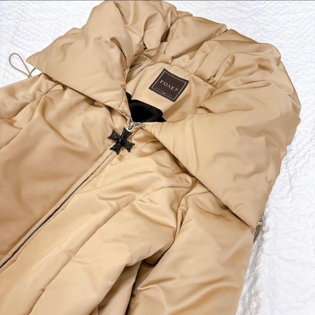 定価25万✨FOXEY 女優襟　シルクダウンコート　ベルト　ベージュ　ペプラム