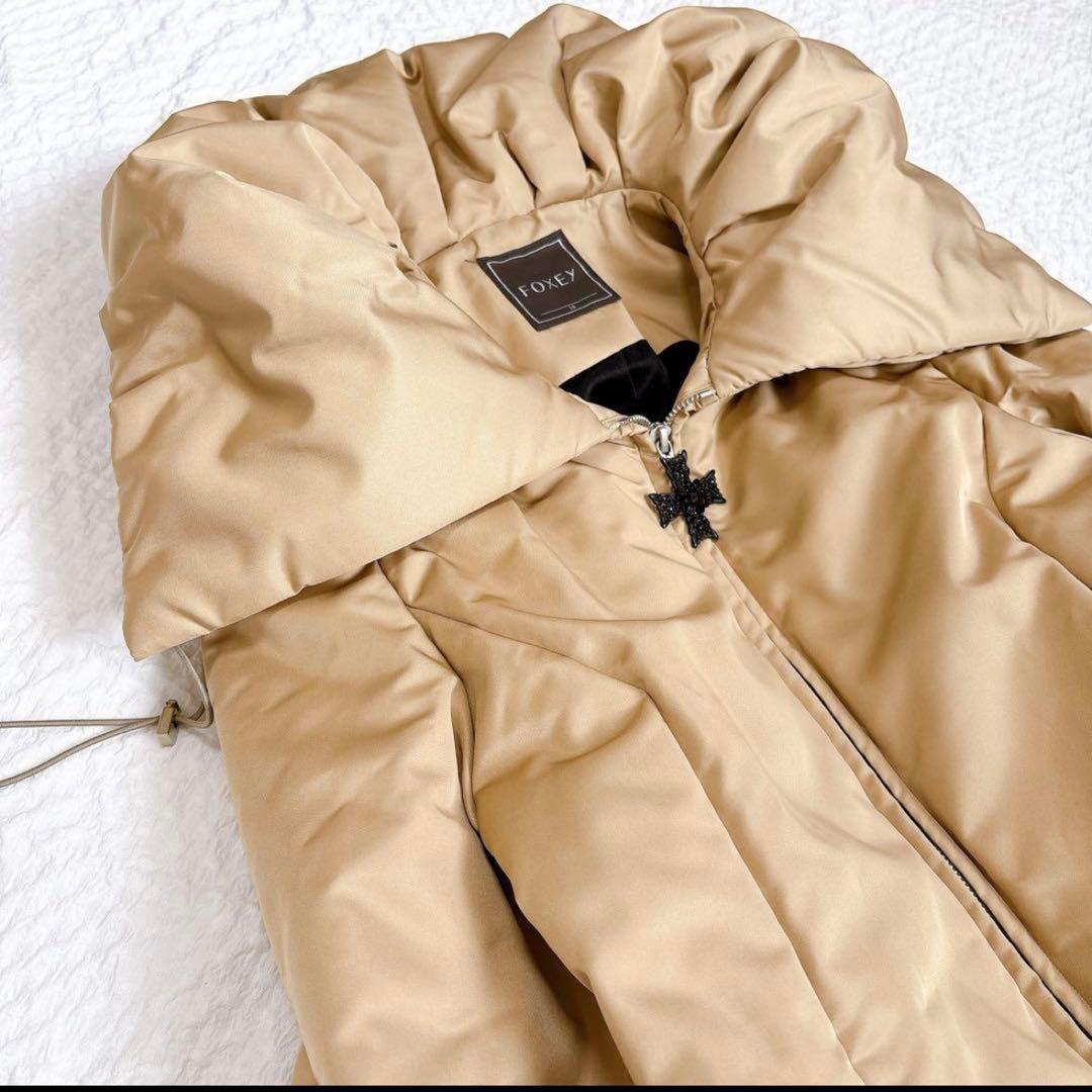 定価25万✨FOXEY 女優襟　シルクダウンコート　ベルト　ベージュ　ペプラム