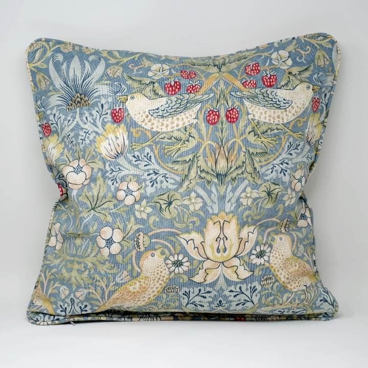 ウィリアムモリス クッションカバー イチゴドロボウ ライトブルー