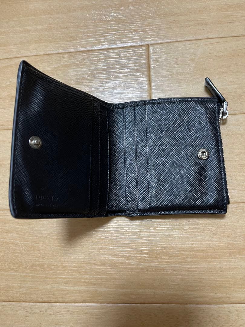 【最終値下げ】PRADA ブラック 二つ折り財布 サフィアーノレザー