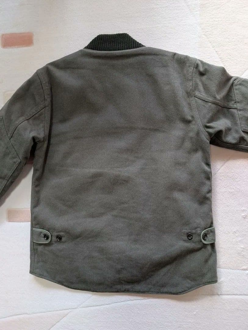 オリーブグリーンのジャケット（エンジニアードガーメンツ）