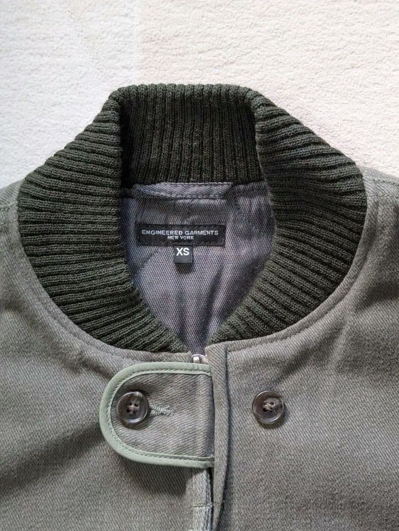 オリーブグリーンのジャケット（エンジニアードガーメンツ）