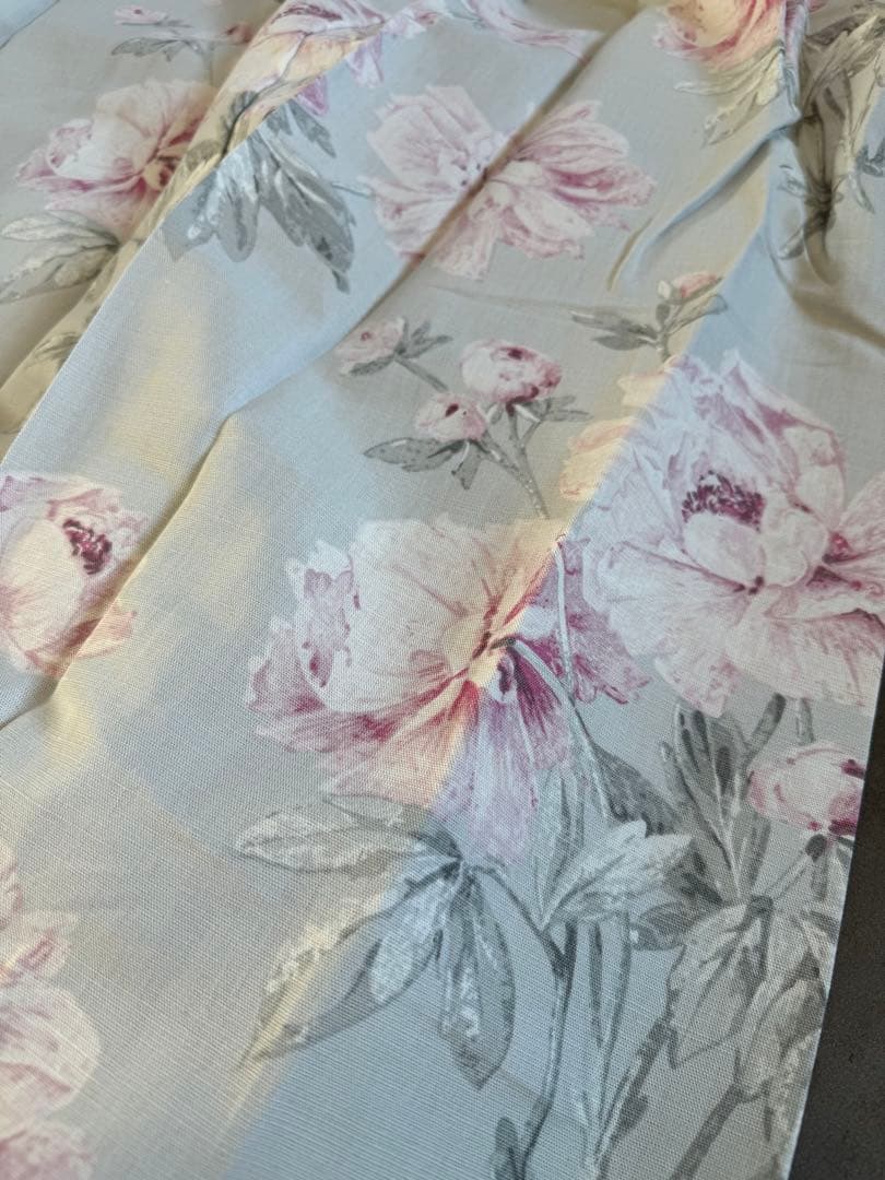 ローラアシュレイ　花柄ドレープカーテン 薄いグレー 約240cm