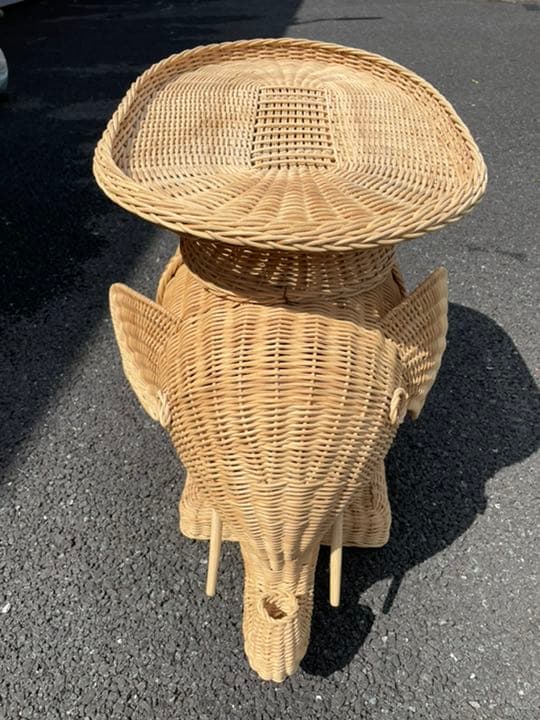 葦でできた象のテーブル